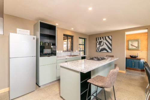 Tulia Villas, 3 and 4 bedroom Villas, Champagne Ridgeにあるキッチンまたは簡易キッチン