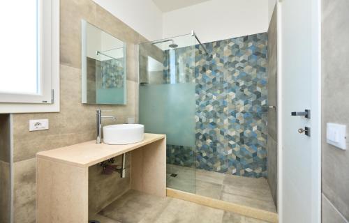 y baño con lavabo y ducha. en Damavi suite 3, en Torre dell'Orso