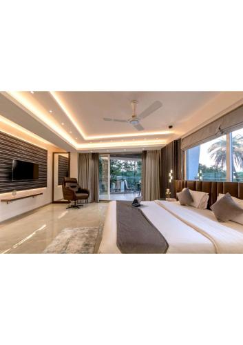 1 dormitorio grande con 1 cama grande y TV en Nemaan villa, en Dhantoli