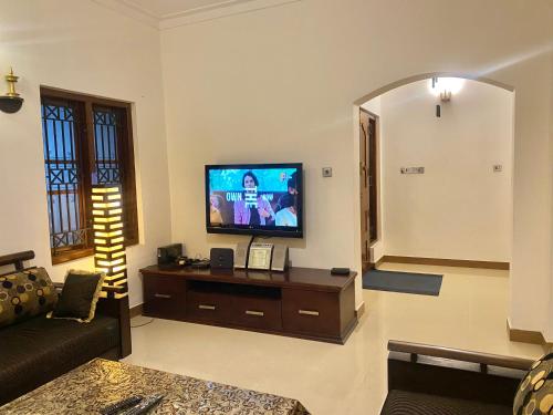 TV a/nebo společenská místnost v ubytování "Radhas" 4BR Villa in Gated Spring Field Community, Kannur