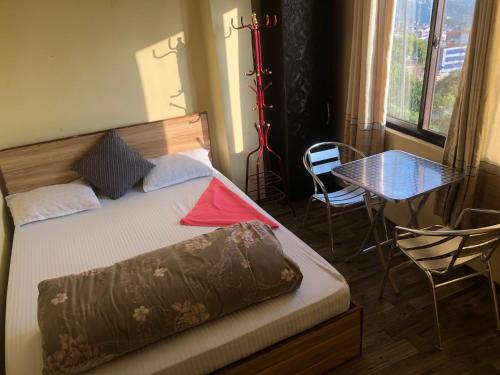 Postel nebo postele na pokoji v ubytování Universal Hotel & Lodge - Gorkha