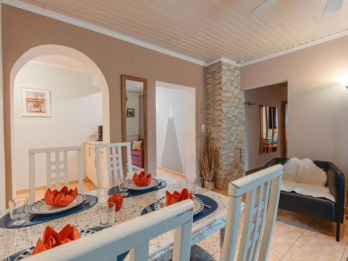 Posedenie v ubytovaní Apartment Terrace Garden Retreat by Interhome