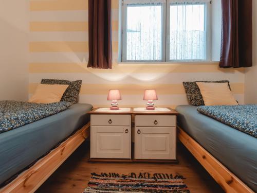 2 lits dans une chambre avec 2 lampes sur des tables dans l'établissement Apartment Rudis Appartements-1 by Interhome, à Badbruck