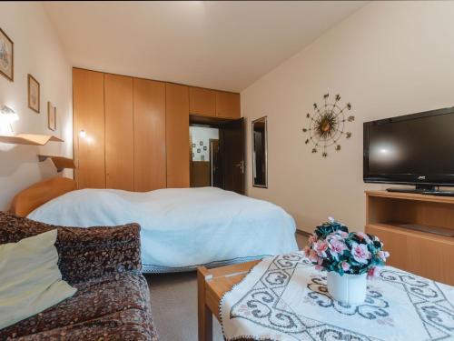 a hotel room with a bed and a tv at Apartment Sun & Mountain View by Interhome in Bad Hofgastein