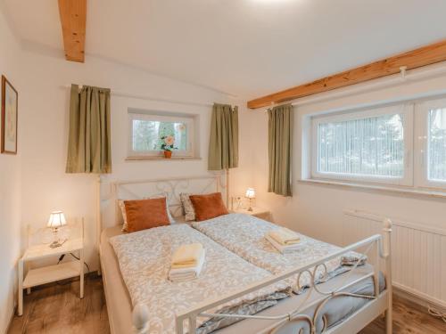 - une chambre avec un lit blanc et une fenêtre dans l'établissement Holiday Home Ferienhaus Keil by Interhome, à Bad Gastein