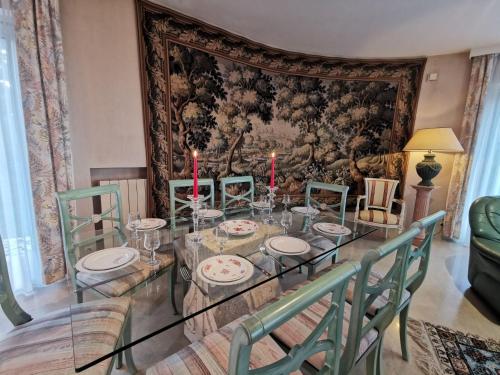 - une salle à manger avec une table et des bougies dans l'établissement Holiday Home Les Rimains by Interhome, à Cancale