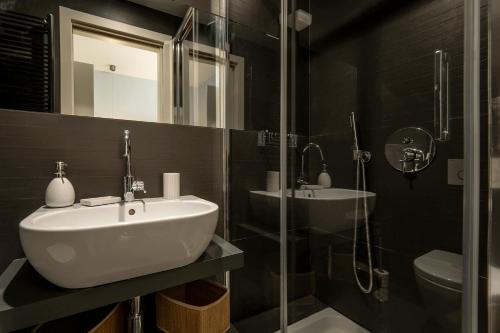 A bathroom at Fotofever Apt, two bedrooms with air conditioned in elegant shopping area, close to Vatican City