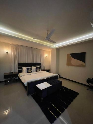 ein Schlafzimmer mit einem großen weißen Bett und einem Fenster in der Unterkunft French 2-bed in Rawalpindi