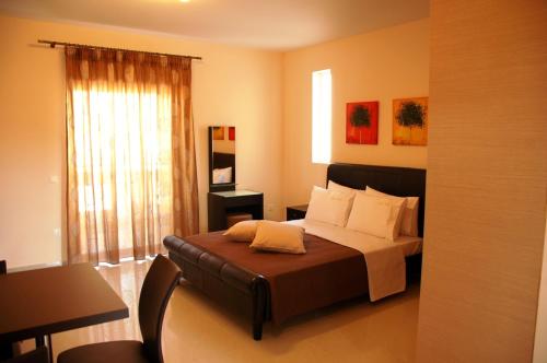 Una cama o camas en una habitación de Zeis Edo Luxury Apartments