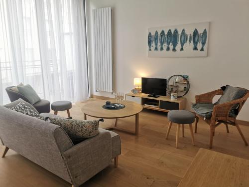 salon z kanapą i stołem w obiekcie Apartment Villa Terre neuve by Interhome w Saint-Malo