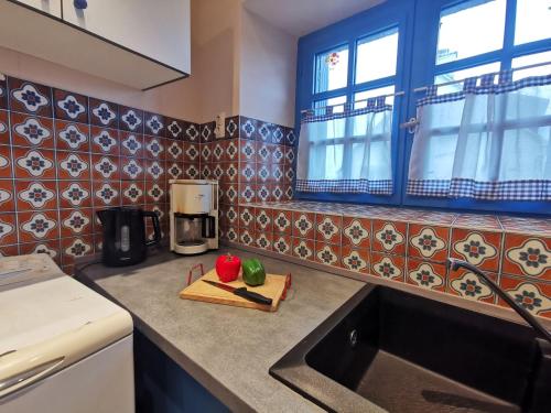 Il comprend une cuisine équipée d'un évier et d'une cafetière. dans l'établissement Holiday Home La maison bleue by Interhome, à Cancale
