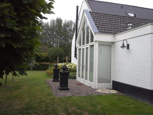 a side view of a house with a garage at B&B de Tol in Hulst