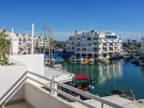 widok na marinę z łodziami na wodzie w obiekcie Apartment Puerto Marina-2 by Interhome w mieście Benalmadena Costa