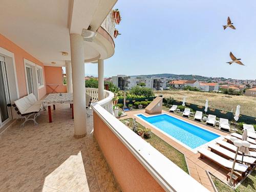 ein Haus mit einem Pool und einem Balkon in der Unterkunft Apartment Villa Saba-1 by Interhome in Trogir