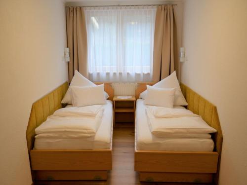 En eller flere senge i et værelse på Apartment Apart Garni Wachter-2 by Interhome