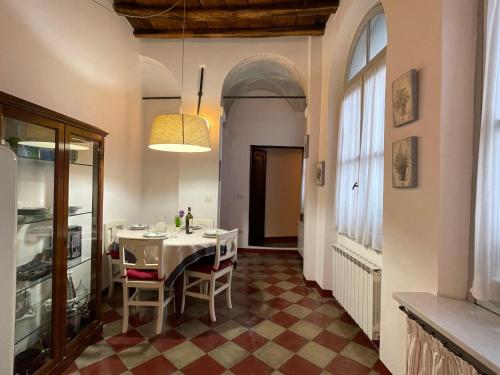 una sala da pranzo con tavolo e sedie di Apartment Merlino - FLG207 by Interhome a Finale Ligure