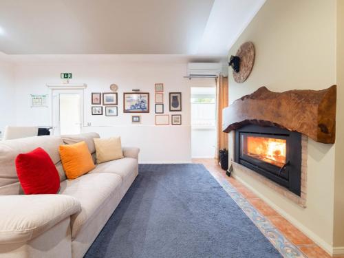 salon z kanapą i kominkiem w obiekcie Holiday Home D'Olivia - NZE220 by Interhome w mieście Cela