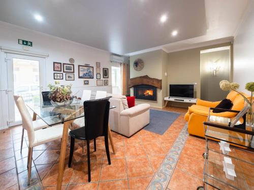 een woonkamer met een tafel en een open haard bij Holiday Home D'Olivia - NZE220 by Interhome in Cela