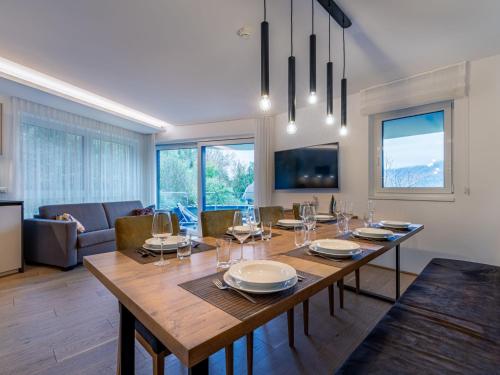 Μια τηλεόραση ή/και κέντρο ψυχαγωγίας στο Apartment Dobratschblick alpe maritima Ski&See-14 by Interhome