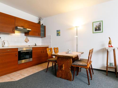 een keuken met een houten tafel en stoelen. bij Apartment Schneider by Interhome in Zinnowitz