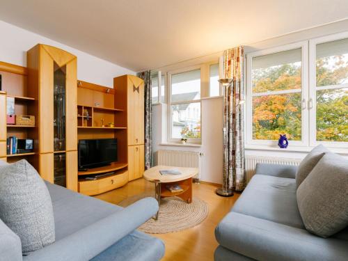 ein Wohnzimmer mit einem Sofa und einem TV in der Unterkunft Apartment Dünenresidenz 24 by Interhome in Zinnowitz