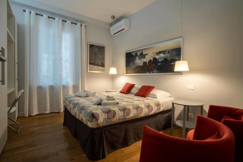 ローマにあるFotofever Apt, two bedrooms with air conditioned in elegant shopping area, close to Vatican Cityのベッドルーム1室(ベッド1台、椅子2脚付)