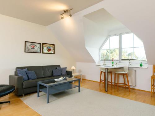 una sala de estar con un sofá y una mesa en Apartment Morgensonne by Interhome, en Zinnowitz