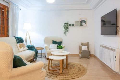sala de estar con sofá y mesa en villa costa blanca, privada para 12 personas y cerca playa Muchavista, en San Juan de Alicante