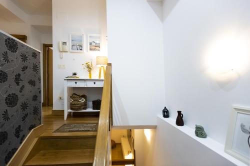 una escalera en una casa con paredes blancas y suelo de madera en ARROLA by Smiling Rentals, en Hondarribia