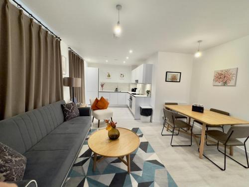 uma sala de estar com um sofá e uma mesa em 3Bedroom, 2Bathroom, Balcony,Luxury Flat Westfield em Londres