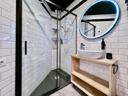 uma casa de banho com um lavatório e um espelho em Charming Madrid Principe Pio em Madri