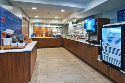 a fast food restaurant with a cashier and a counter at Holiday Inn Express Kitty Hawk - Outer Banks by IHG in Kitty Hawk