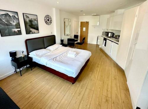 ロンドンにあるV13 Fantastic Apartment - 100m from Piccadilly Circusのベッドルーム(大型ベッド1台付)、キッチン