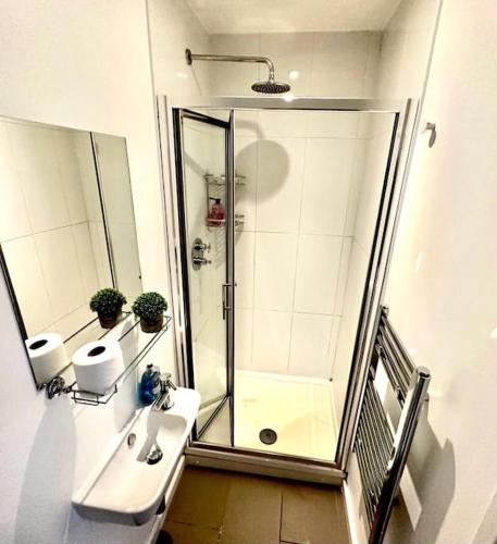 Bilik mandi di V13 Fantastic Apartment - 100m from Piccadilly Circus