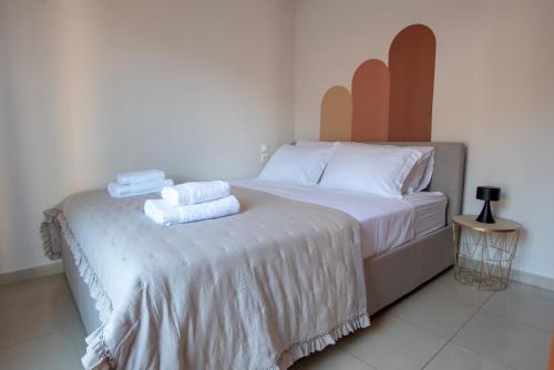 1 dormitorio con 1 cama con toallas en Anavros Rooms 6, en Volos