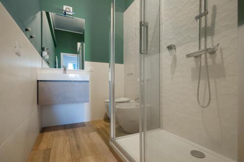 y baño con ducha de cristal y aseo. en Apartment Termini en Roma