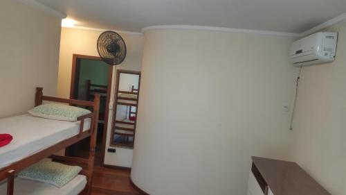 um quarto com dois beliches e uma coluna em Blu Hostel em Blumenau