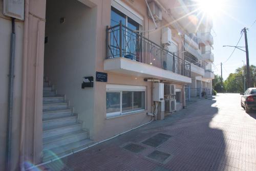 un edificio con escaleras al lado de una calle en Anavros Rooms 6, en Volos