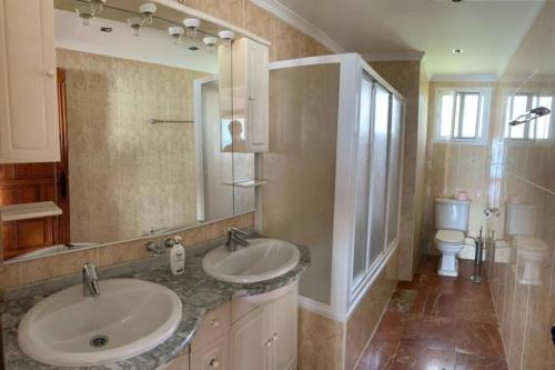 a bathroom with two sinks and a toilet at Bungalow Calma La Roca 59 in Torremolinos
