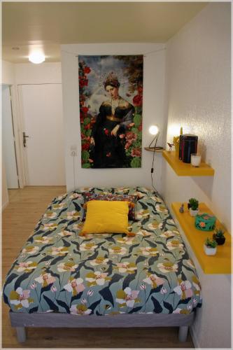 un lit dans une chambre avec un tableau sur le mur dans l'établissement Studio Ô Grand Canal !, à Toulouse