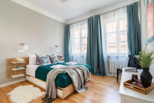 um quarto com uma cama com um cobertor verde em Rent like home - Plac Zamkowy 1/13 em Varsóvia