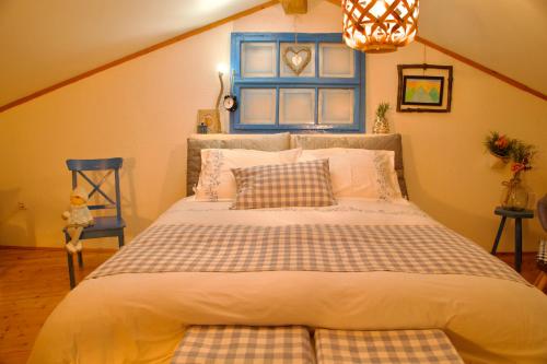 um quarto com uma cama grande e uma janela azul em Stara hiža em Lanišće
