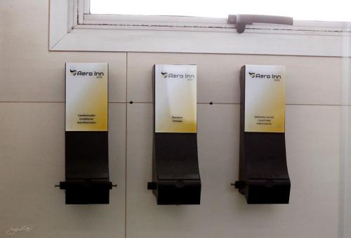 a pair of signs on a wall in a locker room at Aero Inn Hotel in Uberlândia