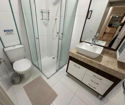 ein Badezimmer mit Dusche, Toilette und Waschbecken in der Unterkunft Costa do Marfim - Bombinhas in Bombinhas