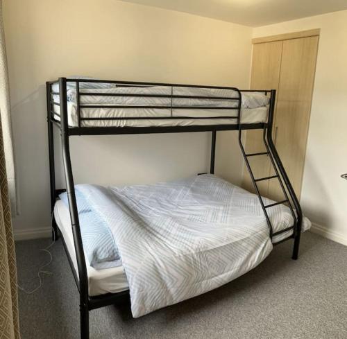 מיטה או מיטות קומותיים בחדר ב-Newly renovated, modern bungalow - quiet location