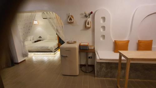 een kleine kamer met verwarming en een bed bij บ้านมัจฉา in Ko Larn