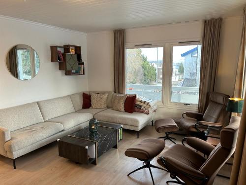 sala de estar con sofá y sillas en Arctic 3 room apartment - Aurora View - Free Parking, en Tromsø