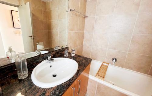 W łazience znajduje się umywalka, prysznic i wanna. w obiekcie BE/SIX LOFT- Soho on Strand w Kapsztadzie