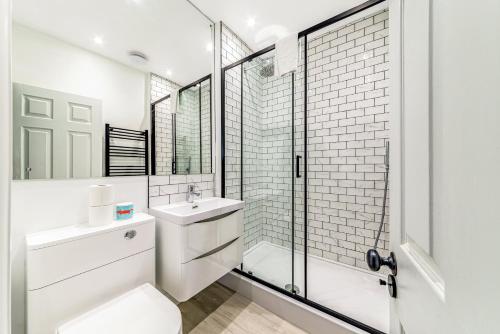 y baño con aseo, lavabo y ducha. en Pass the Keys Luxury Converted Victorian Flat in Leafy Highbury en Londres