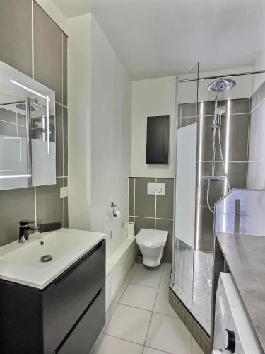 une salle de bain avec un lavabo, des toilettes et une douche dans l'établissement ''Magic Red'' de Miss.K Conciergerie, à Mâcon